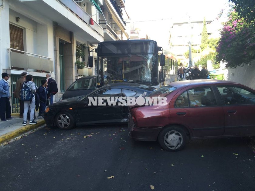 Συναγερμός στον Πειραιά - Σοβαρό τροχαίο με λεωφορείο - Δεν «έπιασαν» τα φρένα (pics)