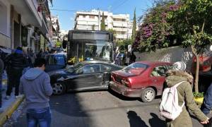 Συναγερμός στον Πειραιά - Σοβαρό τροχαίο με λεωφορείο  - Ακρωτηριάστηκε ηλικιωμένος (pics&vids)