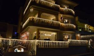 Χριστούγεννα 2016: Το πιο εντυπωσιακά στολισμένο σπίτι βρίσκεται στην Κοζάνη! (pics&vid)