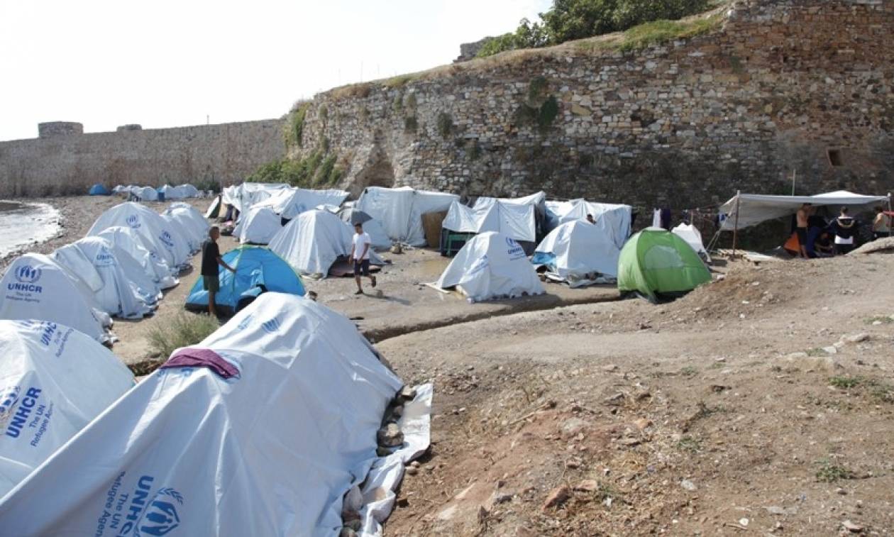 Προσοχή σκληρές εικόνες: Σύρος βασανίζει τον γιο του σε καταυλισμό της Χίου (video)