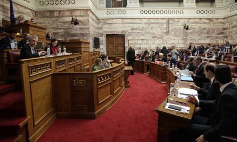 Στη Βουλή οι εξαγγελίες Τσίπρα για το έκτακτο βοήθημα