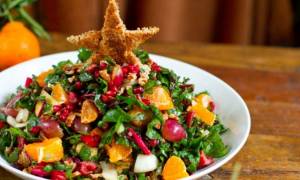 Πέντε ιδέες και συνταγές για να διακοσμήσετε τις χριστουγεννιάτικες σαλάτες σας!