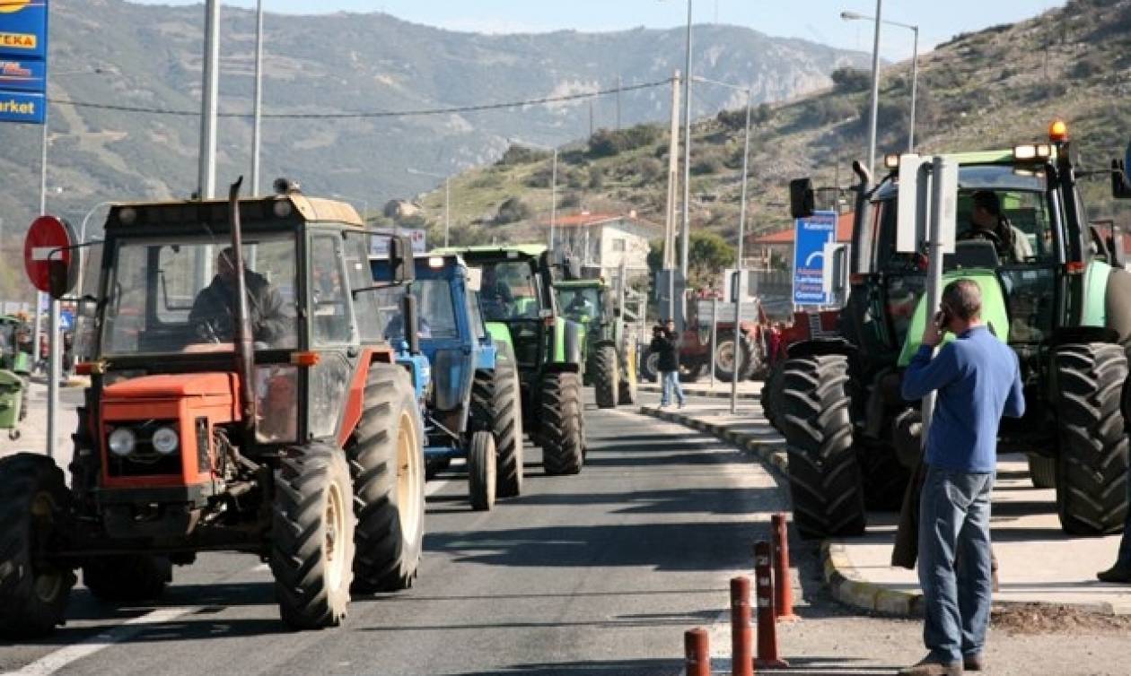 Κλείνουν τους δρόμους οι αγρότες