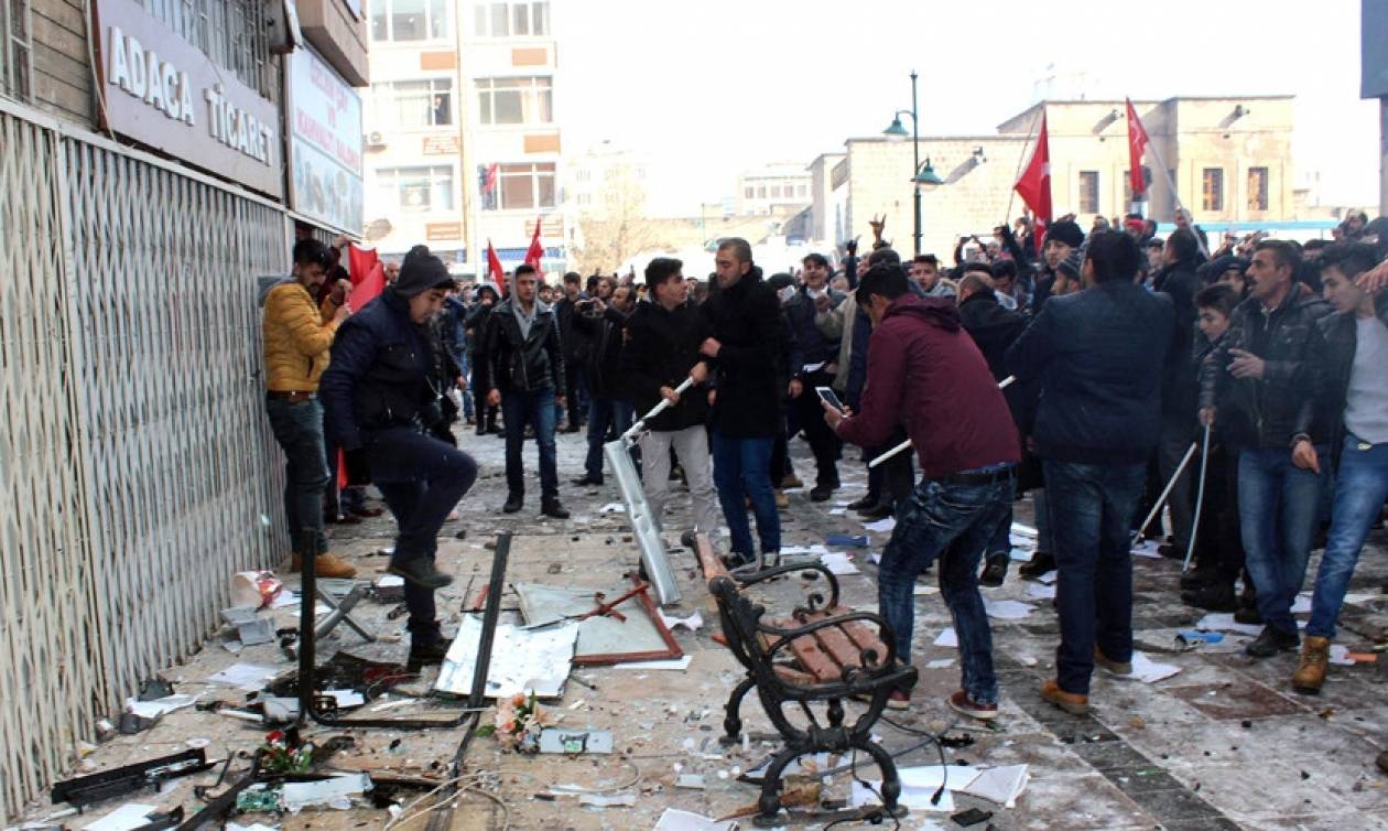 Εκτός ελέγχου η κατάσταση στην Τουρκία: Επιθέσεις σε γραφεία φιλοκουρδικού κόμματος σε όλη τη χώρα