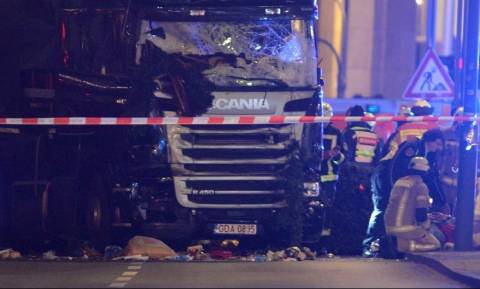 Τρομοκρατική επίθεση Γερμανία: Έτσι αιματοκύλησαν οι τρομοκράτες το Βερολίνο (Pics+Vids)