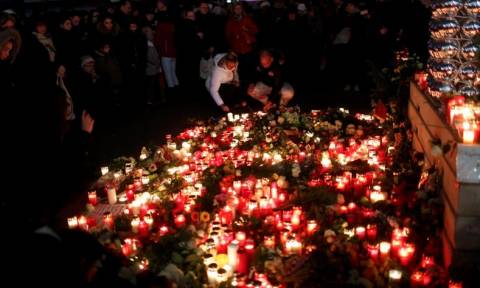 Το ΙΚ ανέλαβε την ευθύνη για το αιματοκύλισμα στο Βερολίνο - Κυκλοφορεί ελεύθερος ο μακελάρης