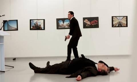 Δολοφονία Ρώσου πρέσβη: Συγκλονίζει ο φωτορεπόρτερ που κατέγραψε την επίθεση