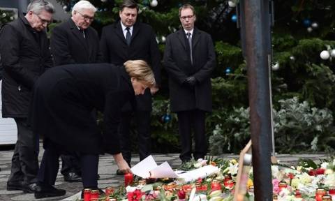 Τρομοκρατική επίθεση Γερμανία: Λουλούδια στο σημείο της επίθεσης άφησε η Μέρκελ (video)