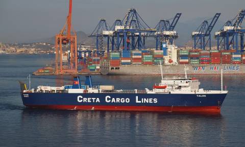 Χίος: Εισροή υδάτων σε οχηματαγωγό πλοίο που προσέκρουσε σε ξέρα στο λιμάνι των Μεστών