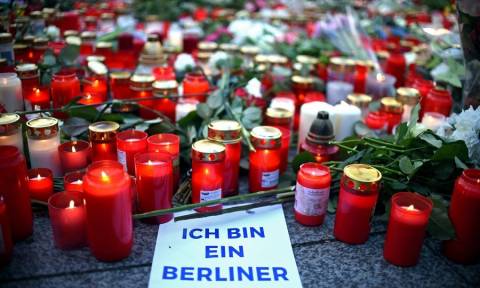 Επίθεση Βερολίνο: Πυρετώδεις έρευνες για τον εντοπισμό του αδίστακτου τζιχαντιστή πριν ξαναχτυπήσει