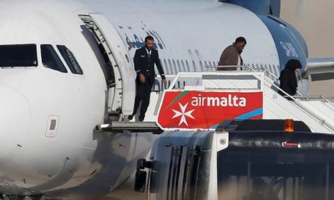 Αεροπειρατεία Μάλτα: Απελευθέρωσαν τους επιβάτες - Όμηροι τα μέλη του πληρώματος