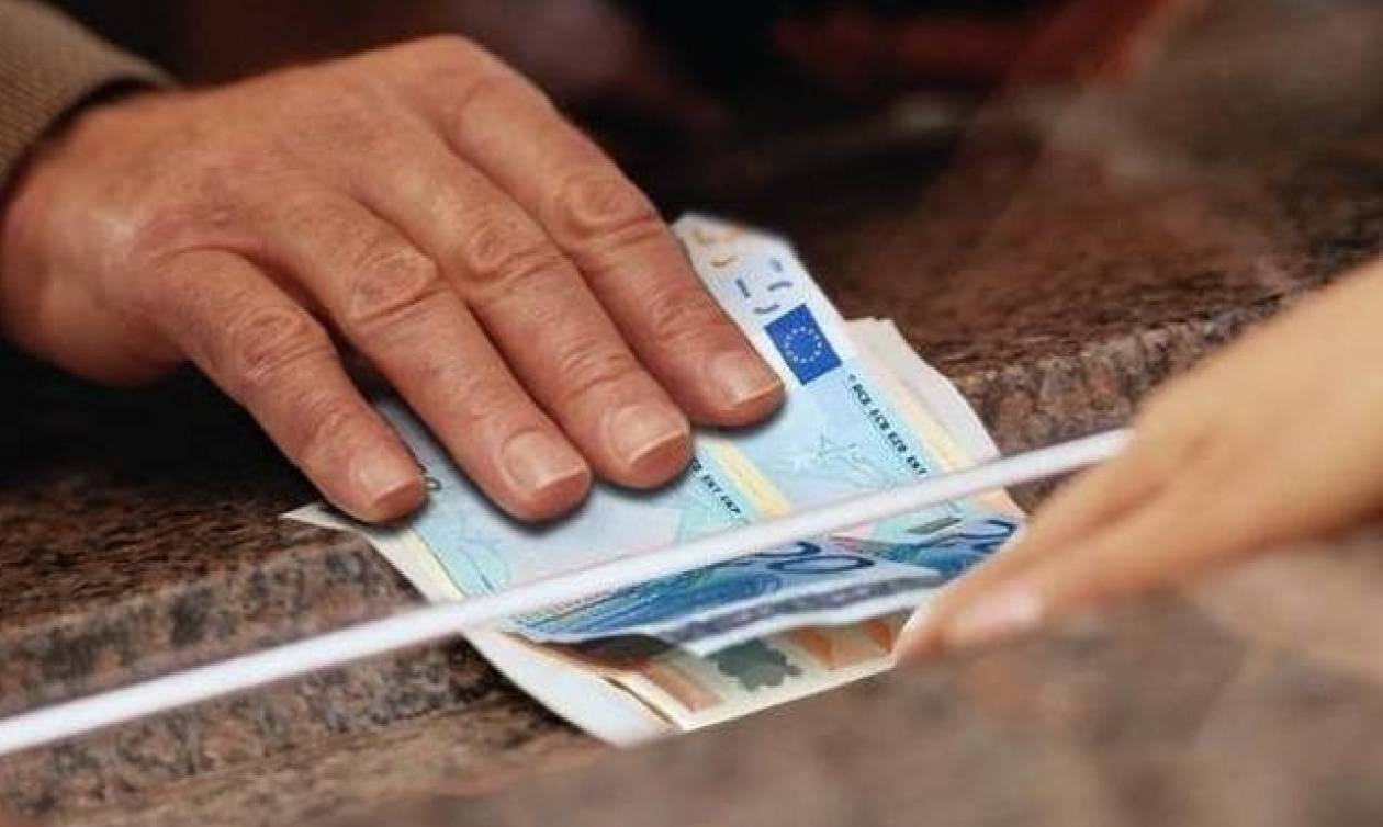 Ποδαρικό με «ψαλίδι» στις συντάξεις – Καταργούνται τα οικογενειακά επιδόματα