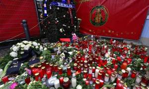 Πένθιμα Χριστούγεννα στο Βερολίνο: Κεριά, λουλούδια και μηνύματα αγάπης για τα θύματα (pics)