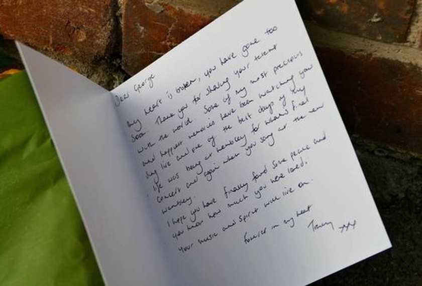 Τζορτζ Μάικλ: Συγκλονίζουν τα μηνύματα αγάπης των θαυμαστών έξω από το σπίτι του (pics+vid)