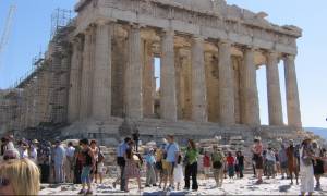 Σε «παραλήρημα» ο βρετανικός Τύπος: Μην πηγαίνετε στην Ελλάδα, είναι επικίνδυνο!