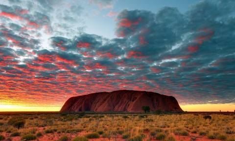 Αυστραλία: Ο μονόλιθος Ουλουρού έγινε καταρράκτης και παρέσυρε επτά τουρίστες (Vids)