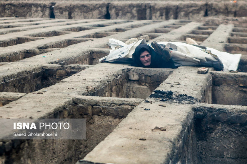 Ραγίζουν καρδιές από τις εικόνες αστέγων που κοιμούνται σε τάφους για να ζεσταθούν (Pics)