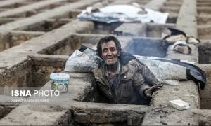 Ραγίζουν καρδιές από τις εικόνες αστέγων που κοιμούνται σε τάφους για να ζεσταθούν (Pics)