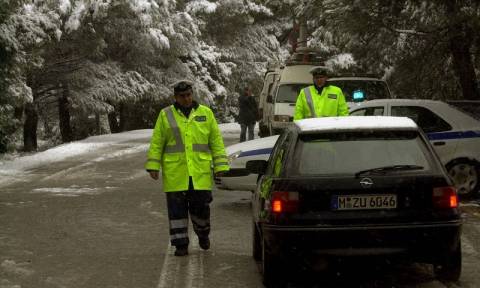 Καιρός: Οι συμβουλές της Αστυνομίας σε οδηγούς και πεζούς για τις μετακινήσεις σε παγωμένους δρόμους