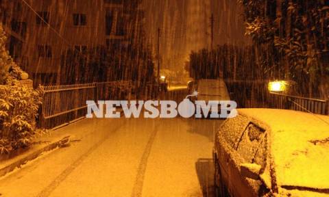 Καιρός LIVE: Χιονίζει σε όλη την Αττική - Το «έστρωσε» στα προάστια και στην Αθήνα