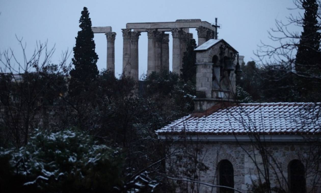 Χιόνια στην Αθήνα: Στα λευκά το κέντρο της πρωτεύουσας (photo-video)