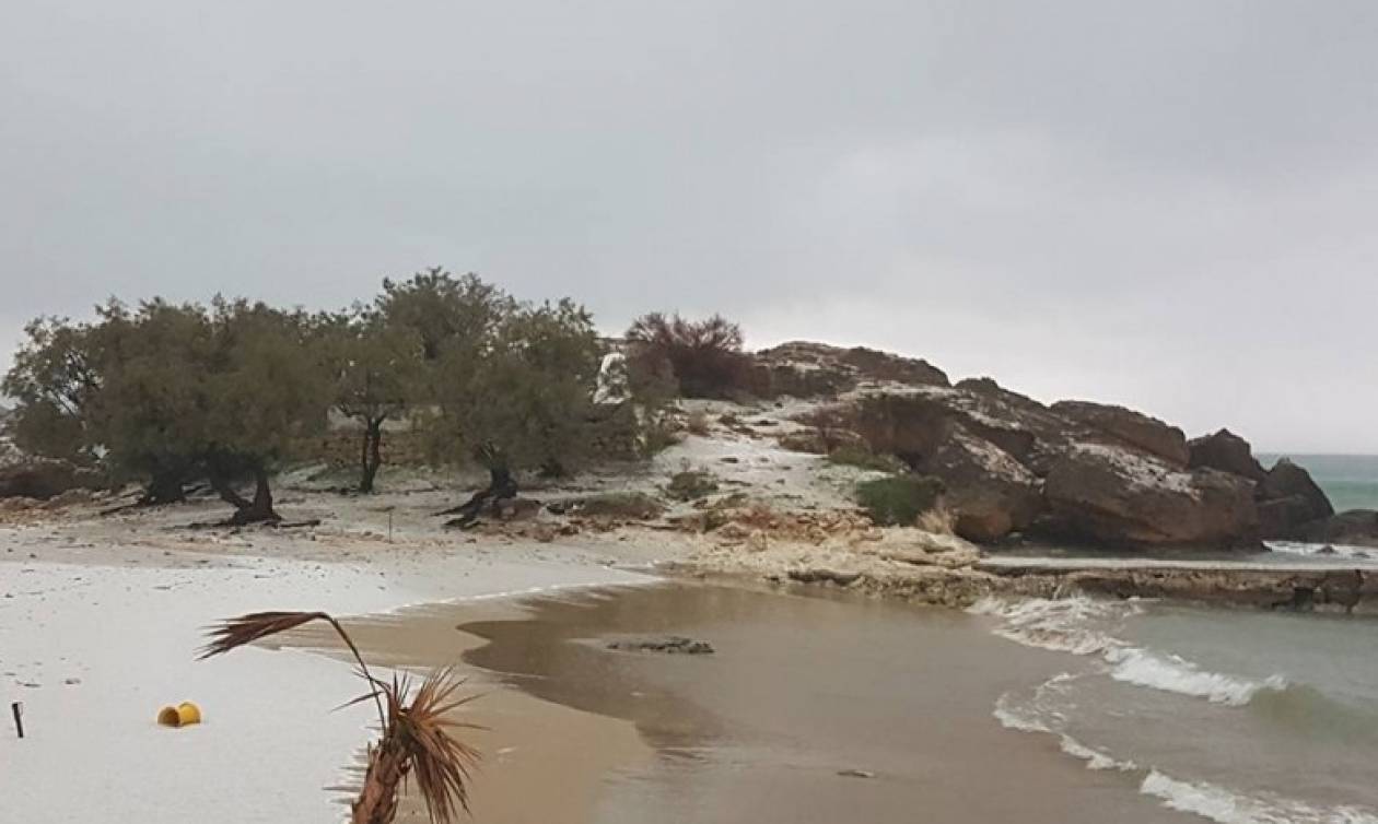 Καιρός: Η επέλαση του χιονιά σε παραλία των Χανίων – Η εικόνα που θα μείνει αξέχαστη (photos)