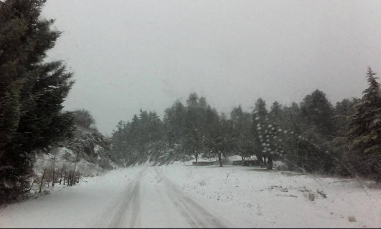 Καιρός Live: Εγκλωβίστηκε οικογένεια στα χιόνια