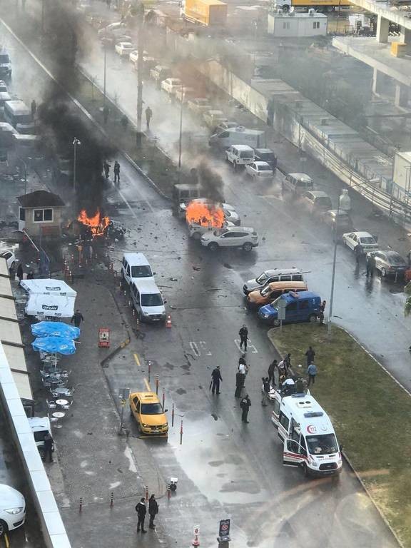 Τουρκία: Ισχυρή έκρηξη και πυροβολισμοί σε δικαστήριο στη Σμύρνη (Pics)