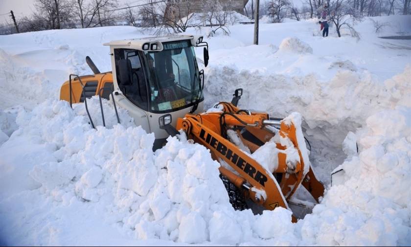 «Πνίγονται» στο χιόνι τα Βαλκάνια: Χάος σε Βουλγαρία και Ρουμανία - Στο σκοτάδι 770 πόλεις (video)