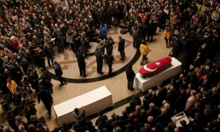 Η Τουρκία τιμά τους νεκρούς της Σμύρνης - Ασύλληπτος ο δράστης του μακελειού στο Reina