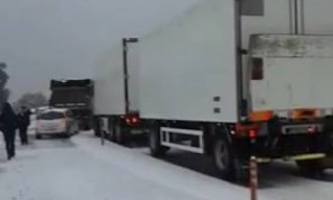 Καιρός: Τροχαίο στη χιονισμένη Εθνική Οδό Κορίνθου - Πατρών (vid)