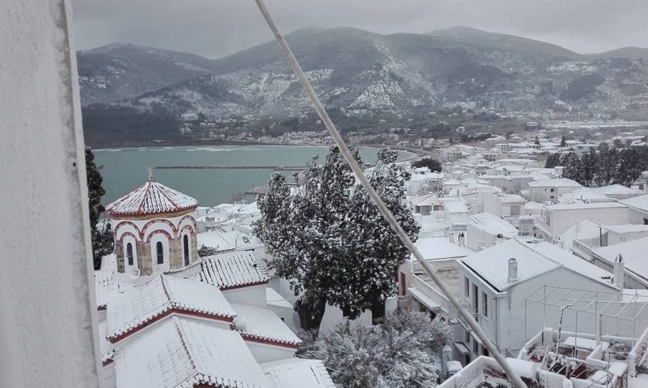 Καιρός Live: Σε αυτή την πόλη το χιόνι έφτασε μέχρι τη θάλασσα!