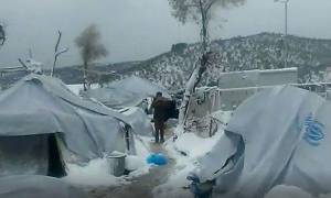 Καιρός - Μυτιλήνη: Πολικό ψύχος στον καταυλισμό της Μόριας - Το χιόνι πλάκωσε τις σκηνές (vid)