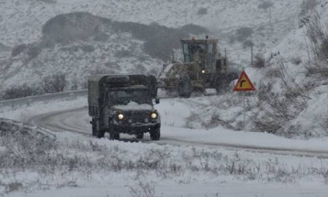 Καιρός ΤΩΡΑ: Στο έλεος του χιονιά η Κύμη - Μηχανήματα του στρατού για να ανοίξουν οι δρόμοι