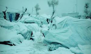 Καιρός: «Θαμμένοι» στο χιόνι πρόσφυγες και μετανάστες στον καταυλισμό της Μόριας