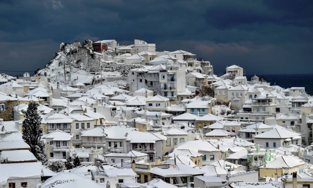 Χιονιάς «Αριάδνη»: Εκπληκτικές φωτογραφίες από τη χιονισμένη Σκόπελο