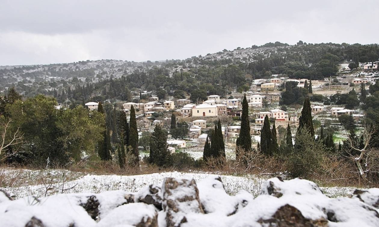 Καιρός: Είδαν χιόνια μετά από 12 χρόνια στη Ζάκυνθο - Ποια σχολεία θα μείνουν κλειστά (vid)