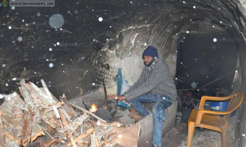 Σκηνές Μεσαίωνα στη Μυτιλήνη: Πρόσφυγες βρήκαν καταφύγιο από τον χιονιά στα ερείπια του κάστρου