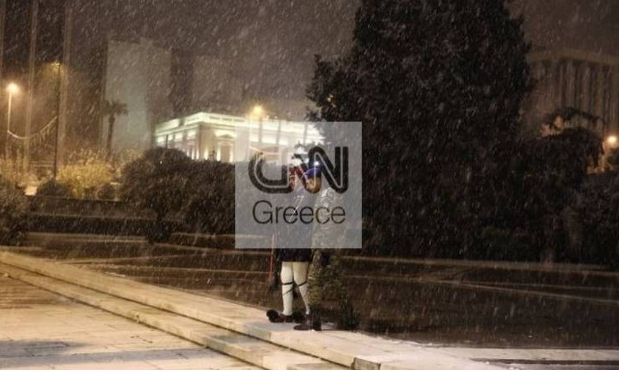 Χιόνια Αθήνα: Καρέ καρέ η αλλαγή της Προεδρικής Φρουράς στο... παγωμένο Σύνταγμα (pics)