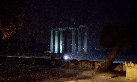 Καιρός Αθήνα: Το έστρωσε μέχρι και στην Πλάκα - Πυκνή χιονόπτωση σε όλη την Αττική