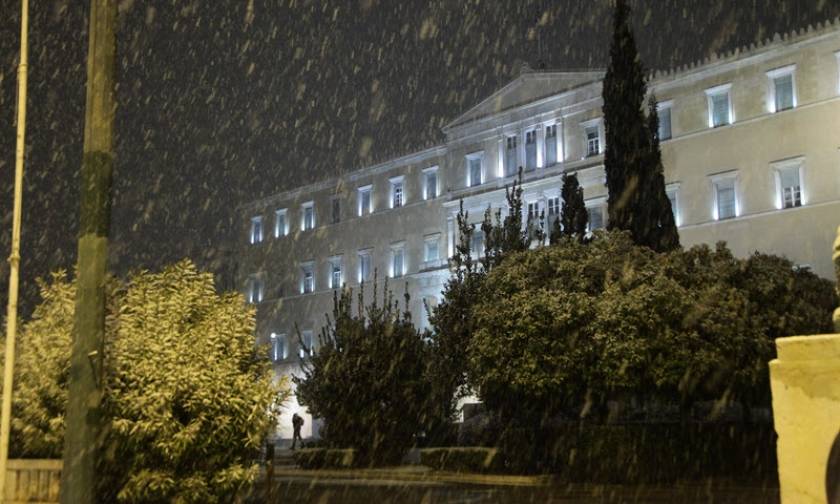 Καιρός: «Λευκή πόλη» η Αθήνα από το πέρασμα του χιονιά (video)