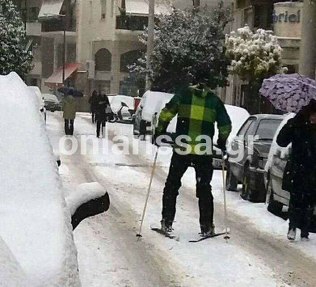 Καιρός - Λάρισα: Απίστευτο - Δεν φαντάζεστε τι έκανε στη μέση του δρόμου την ώρα που χιόνιζε (pic)