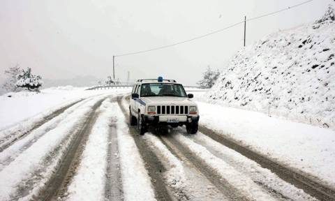 Χιόνια: Ποιοι δρόμοι είναι κλειστοί σε όλη την Ελλάδα και πού χρειάζονται αντιολισθητικές αλυσίδες