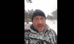 Καιρός Θεσσαλονίκη: «Θάφτηκε» στο χιόνι ο Σάκης Αρναούτογλου - Δείτε το απίστευτο βίντεο!