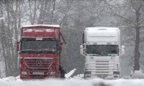 Χιόνια: Κλείνει και πάλι η Ε.Ο. Αθηνών - Πατρών για τα βαρέα οχήματα