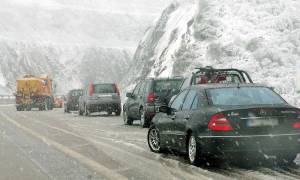 Καιρός Θεσσαλονίκη: Δεκάδες οδηγοί ΤΩΡΑ εγκλωβισμένοι στα χιόνια