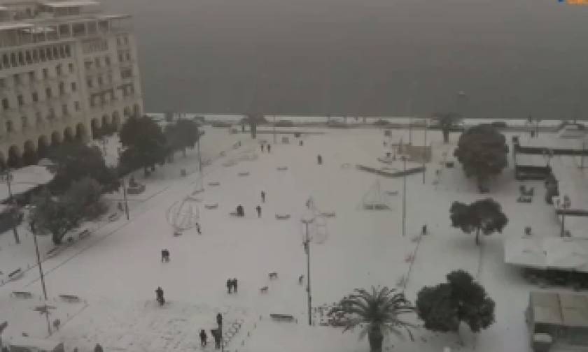 Καιρός Θεσσαλονίκη: Θαμμένη στο χιόνι ΤΩΡΑ η Αριστοτέλους – Live Camera