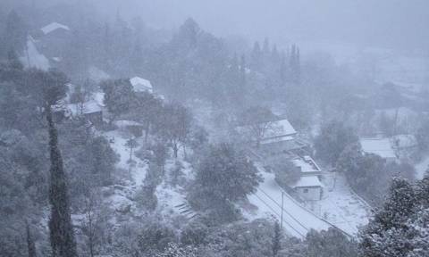 Καιρός ΤΩΡΑ: Με σφοδρότητα πλήττει ο χιονιάς την Κέρκυρα