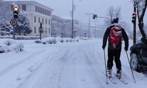 Καιρός: Μόνο με... σκι η κυκλοφορία στο κέντρο της πόλης των Ιωαννίνων (video)