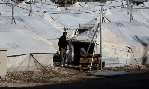 Κραυγή αγωνίας από τους πρόσφυγες στο Ελληνικό: «Το χιόνι το παλέψαμε, η καθήλωση θα μας σκοτώσει»